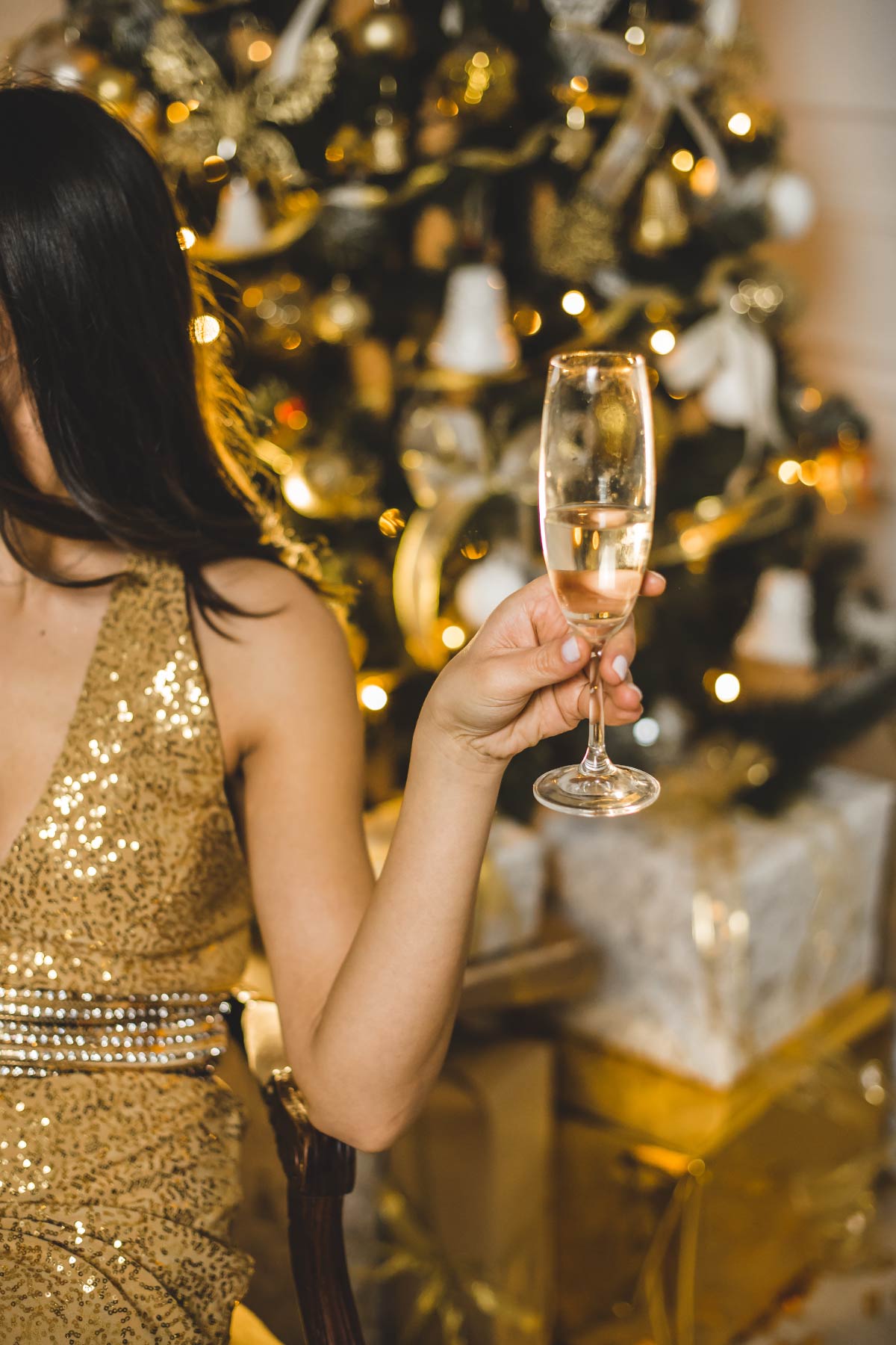 Mujer sujetando una copa de vino espumoso sin alcohol