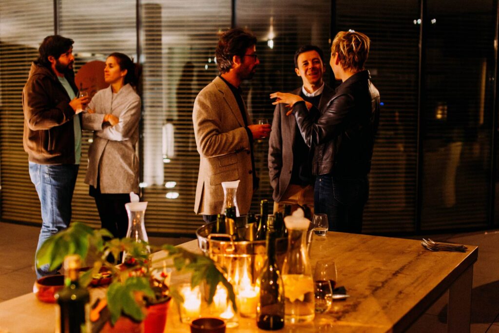 Grupo de amigos reunidos y tomando vino sin alcohol, cerveza sin alcohol, licor sin alcohol