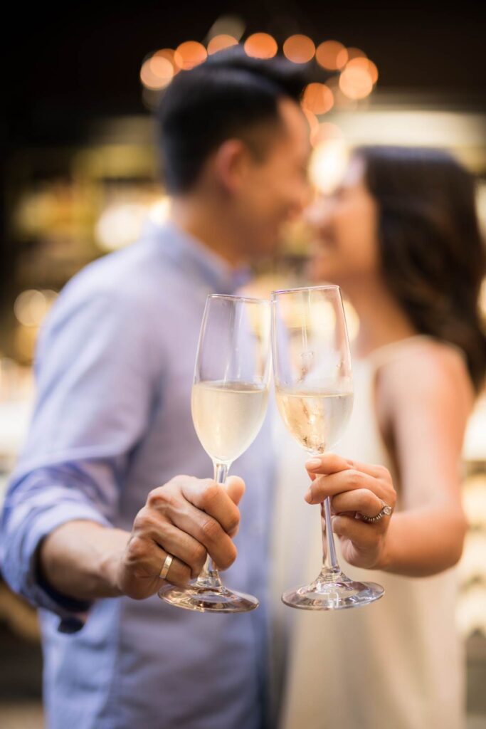 Pareja brindando con copas de vino espumoso sin alcohol