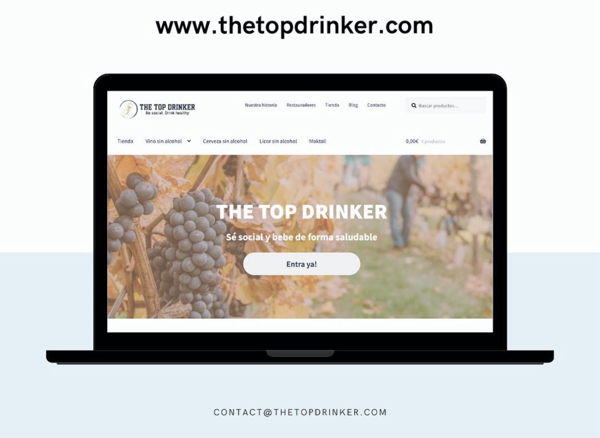 Ordenador en primer plano con la web The Top Drinker donde puedes encontrar bebidas sin alcohol.