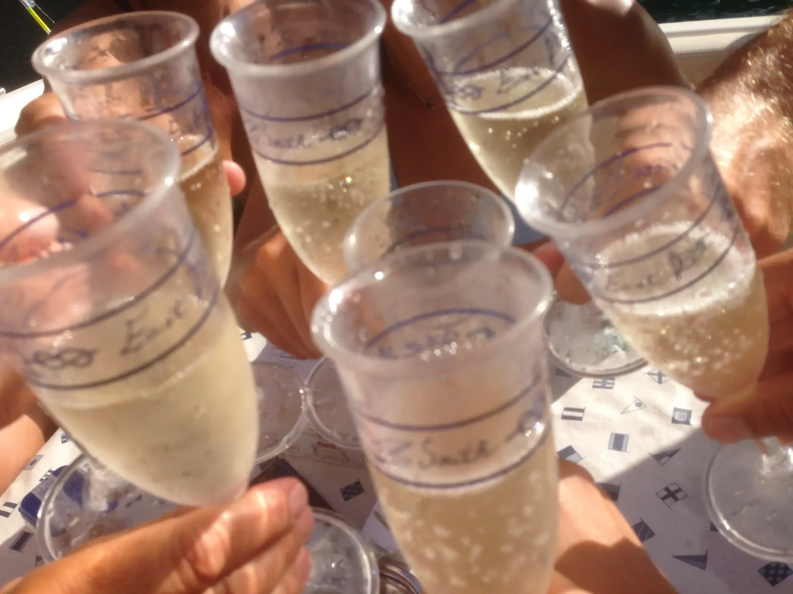 bever sin alcohol en verano brindis con copas de vino sin alcohol espumoso en verano